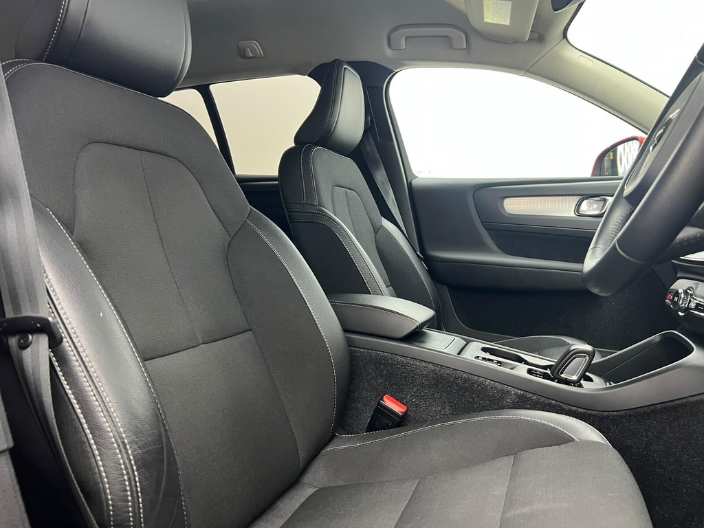 Volvo XC40 1.5L Momentum Red #18