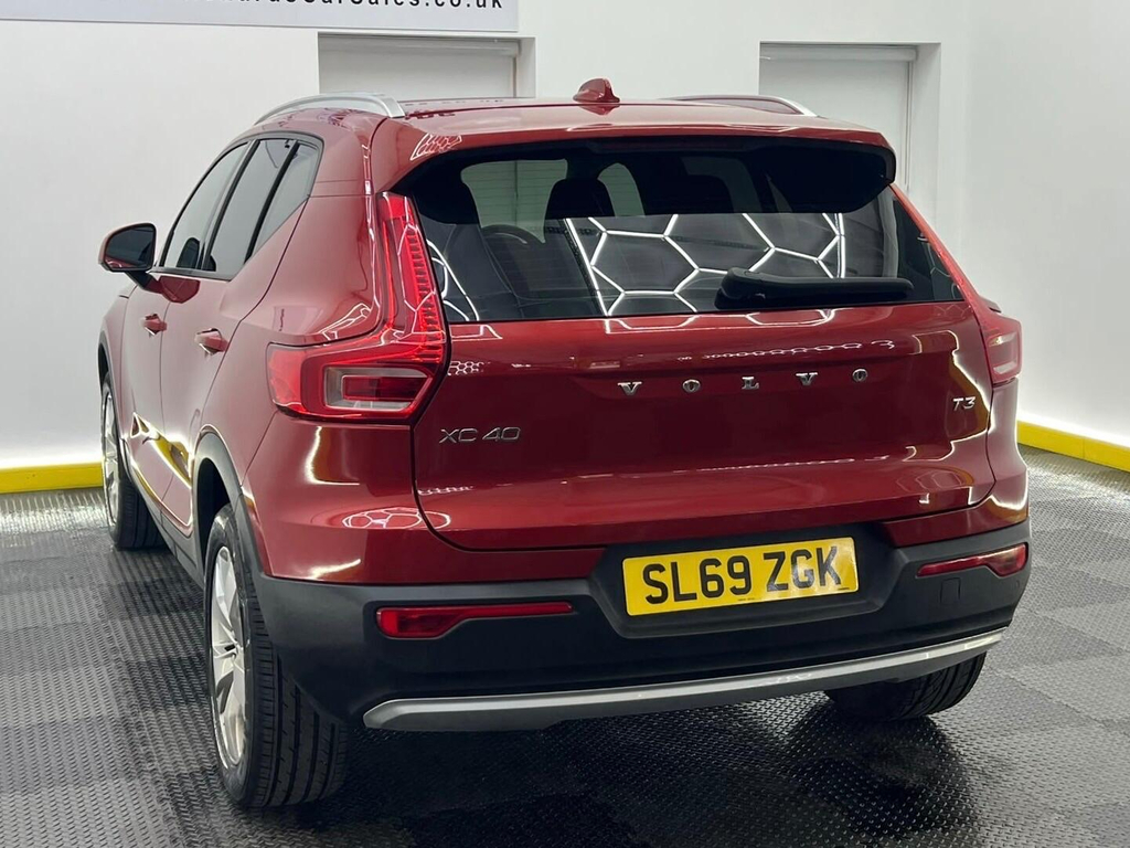 Volvo XC40 1.5L Momentum Red #4