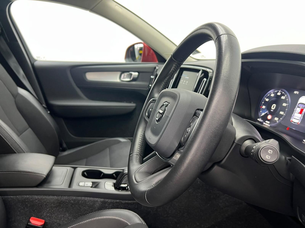 Volvo XC40 1.5L Momentum Red #17
