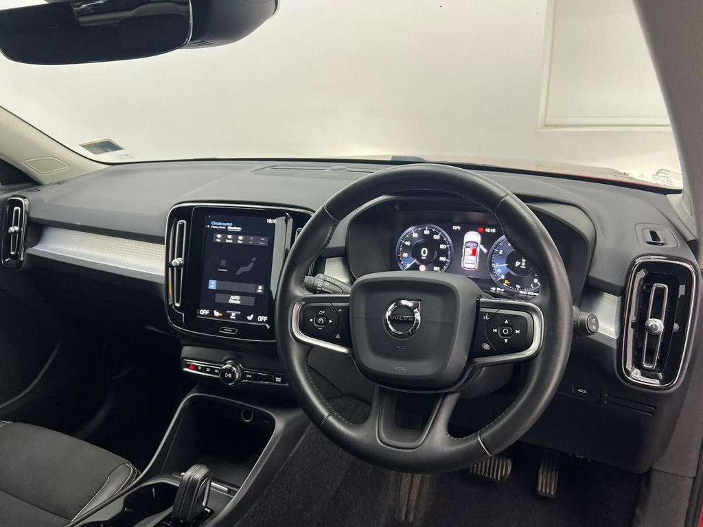 Volvo XC40 1.5L Momentum Red #40