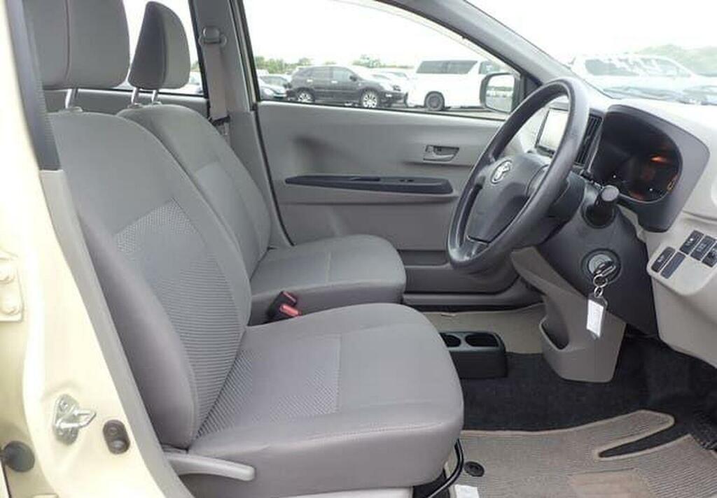 Toyota Yaris 2016 Yaris 650Cc Ulez Free Yellow #5