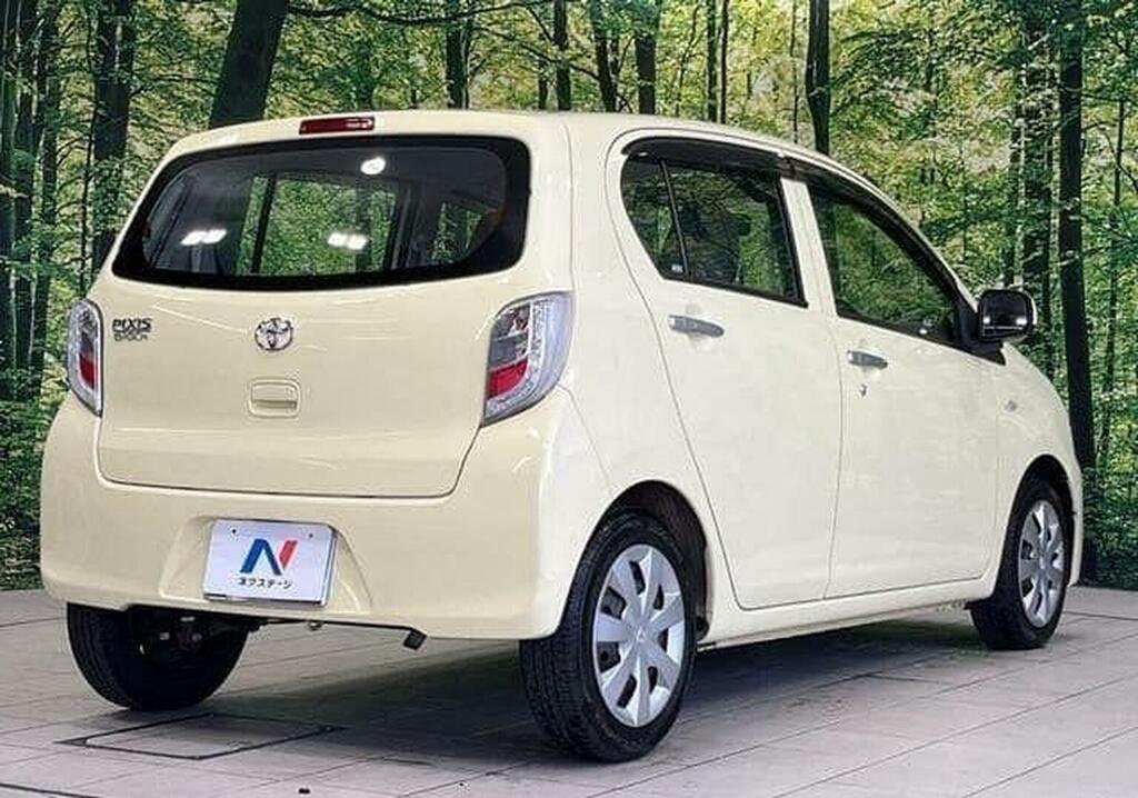 Toyota Yaris Excel Red #8
