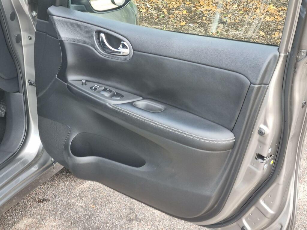 Nissan Pulsar Hatchback #25