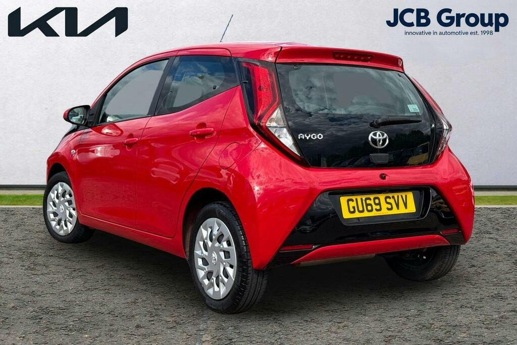 Toyota Aygo 1.0 Vvt I X Play Hatchback Red #3