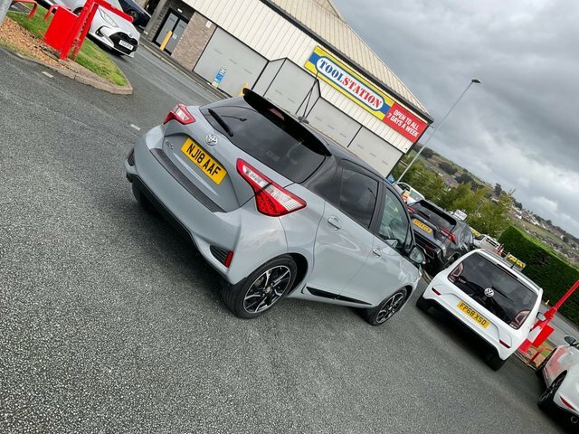 Toyota Yaris 1.5 Vvt-i Blue Bi-tone Hatchback Blue #4