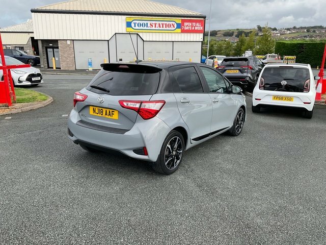 Toyota Yaris 1.5 Vvt-i Blue Bi-tone Hatchback Blue #3