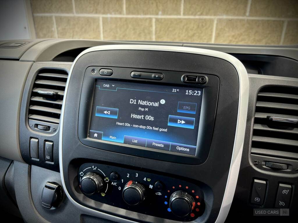 Renault Trafic 1.6 Sport Nav Energy Black #16