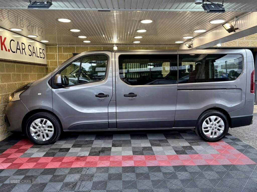 Renault Trafic 1.6 Sport Nav Energy Black #4
