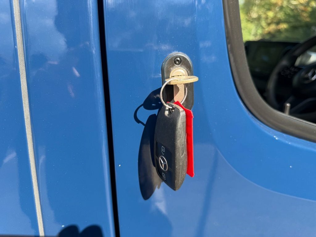 Mercedes-Benz Sprinter Mpv Blue #4