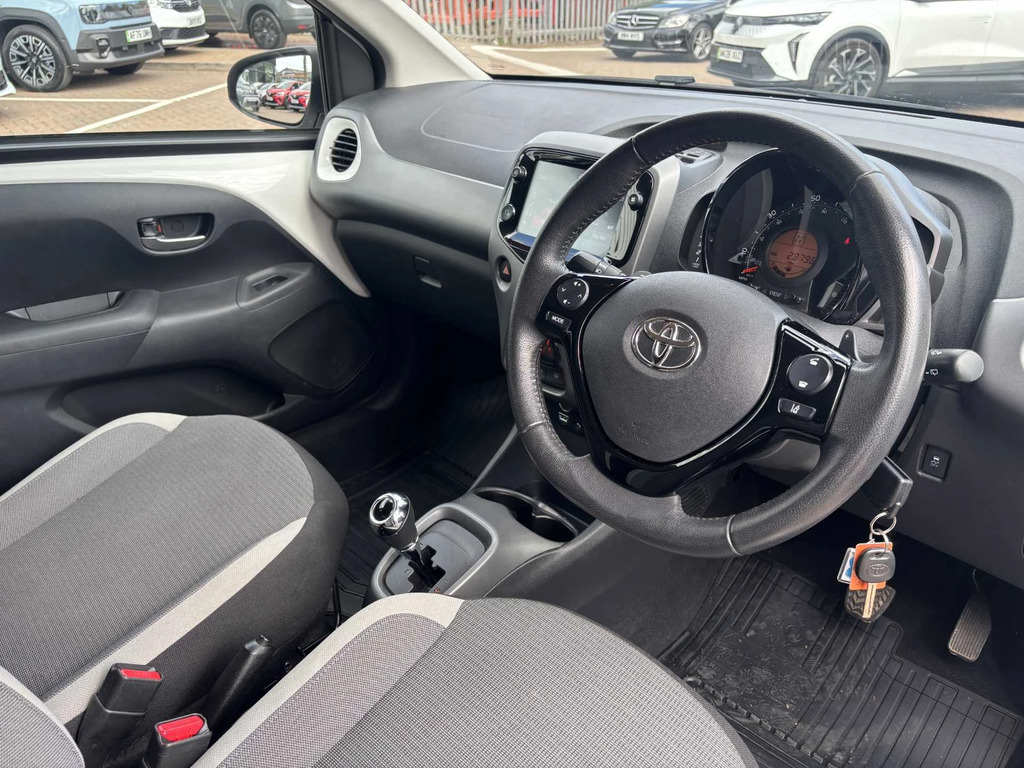Toyota Aygo 1.0 Vvt-i X-trend Tss X-shift White #4