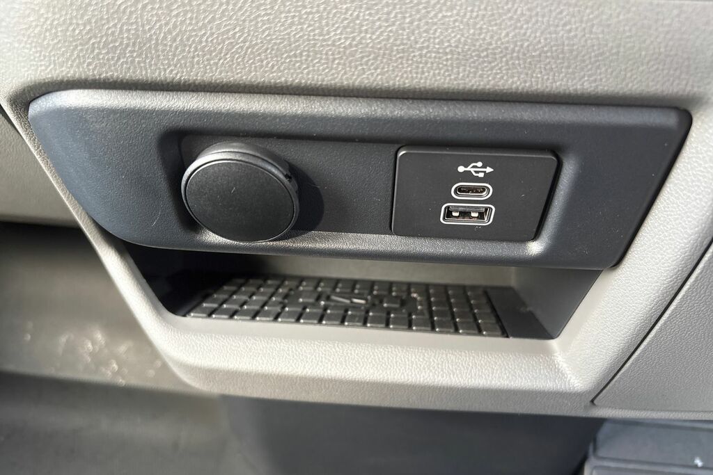 Volkswagen E-Transporter 100Kw 65Kwh Commerce Plus Van Silver #21