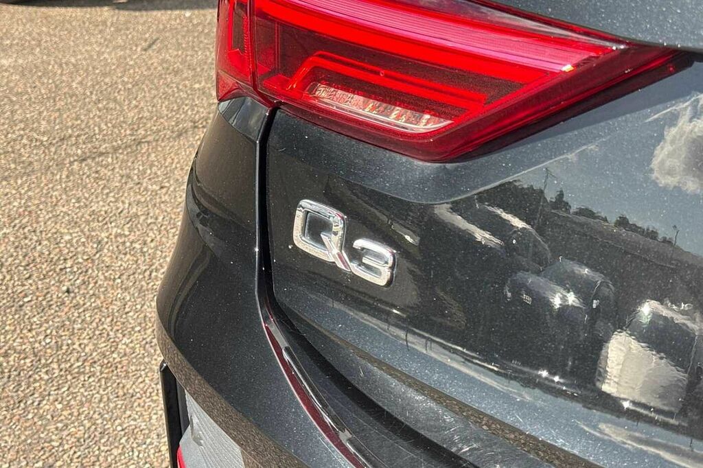 Audi Q3 Sport Black #20