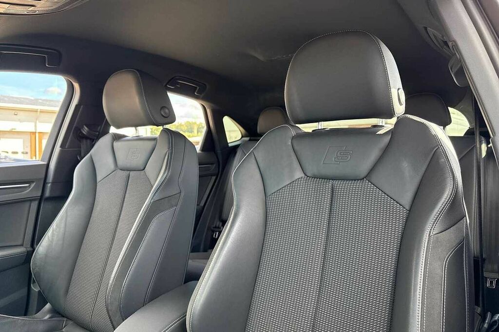 Audi Q3 Sport Black #16