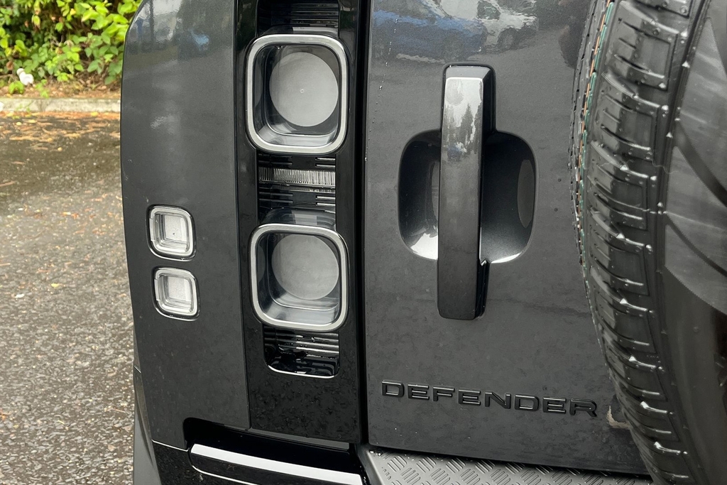Land Rover Defender 110 X-dynamic Se Brown #19