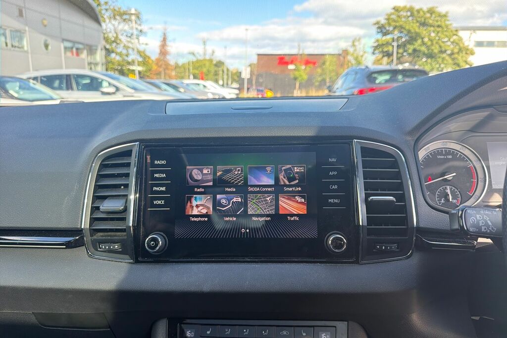 Skoda Karoq Se Technology White #12