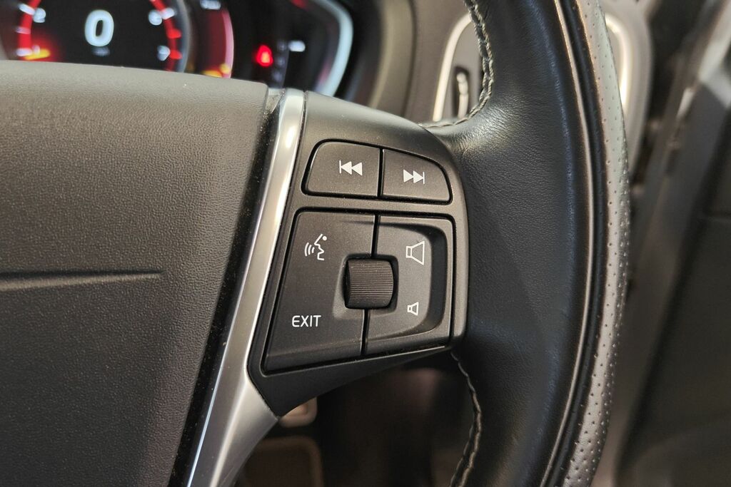 Volvo V40 T2 122 R-design Edition Black #12