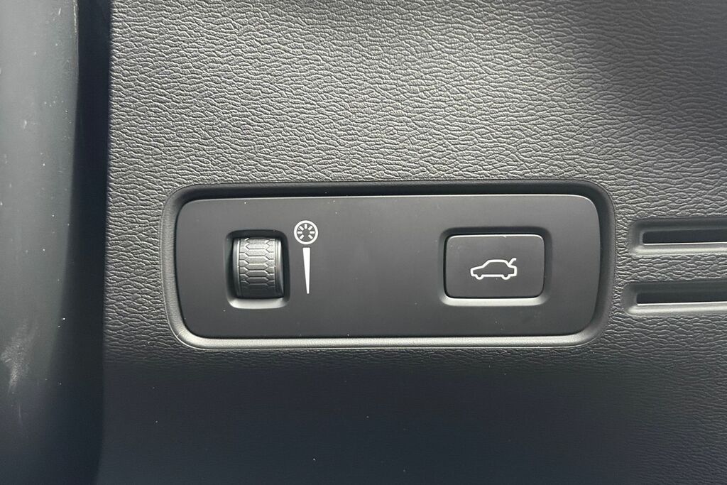 Volvo XC40 Recharge Core, Single Motor, Black #31