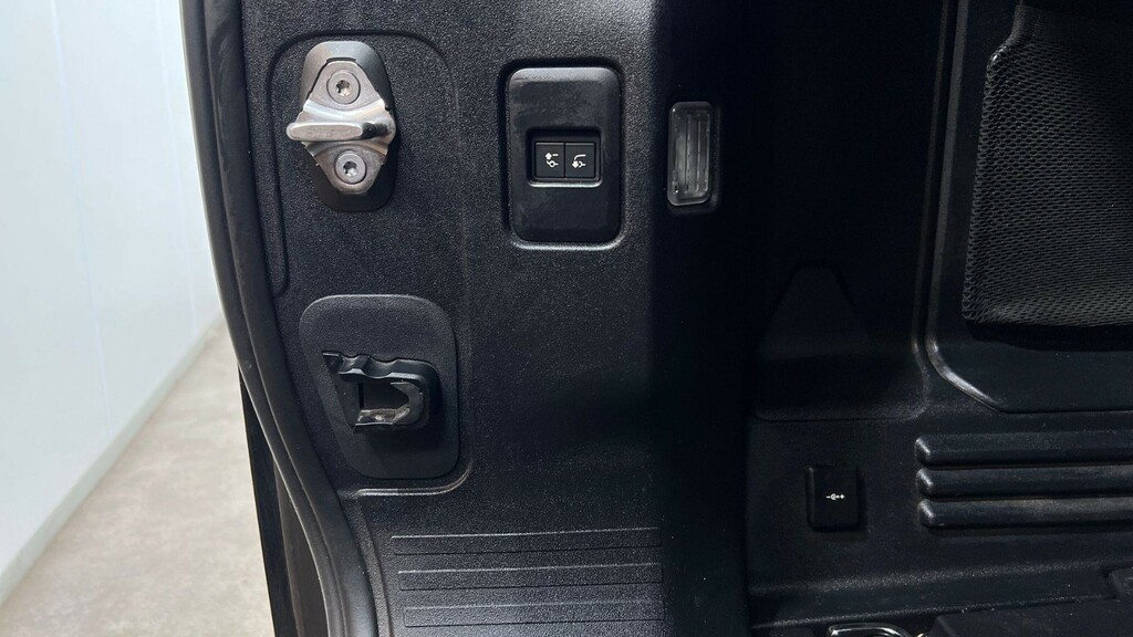 Land Rover Defender 110 V8 Black #25