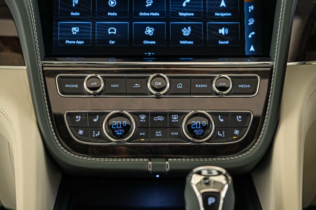 Bentley Bentayga S White #32