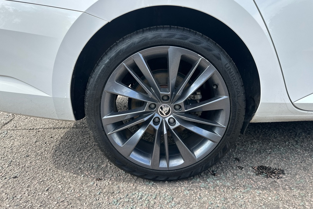 Skoda Superb 2.0 Tdi Cr 190 Se L Dsg White #5