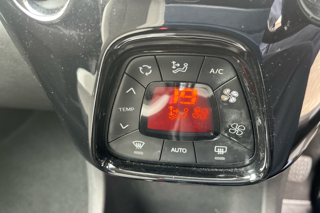 Toyota Aygo Hatchback 1.0 Red #25