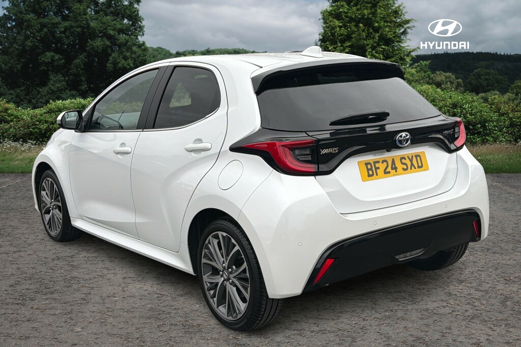 Toyota Yaris 1.5 Hybrid Excel Cvt White #2