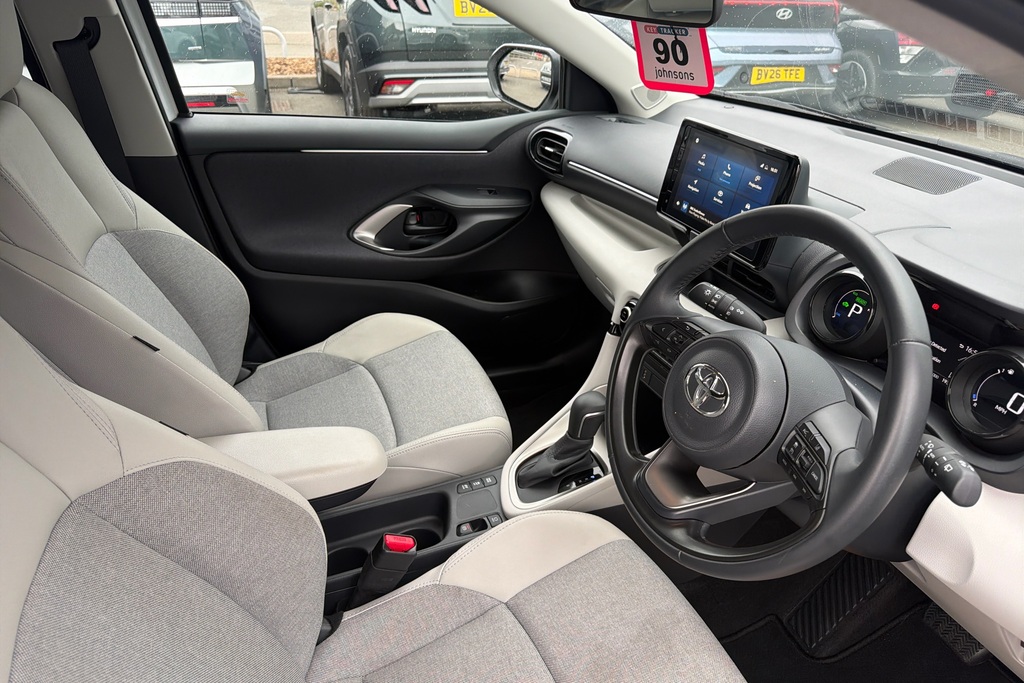 Toyota Yaris 1.5 Hybrid Excel Cvt White #6
