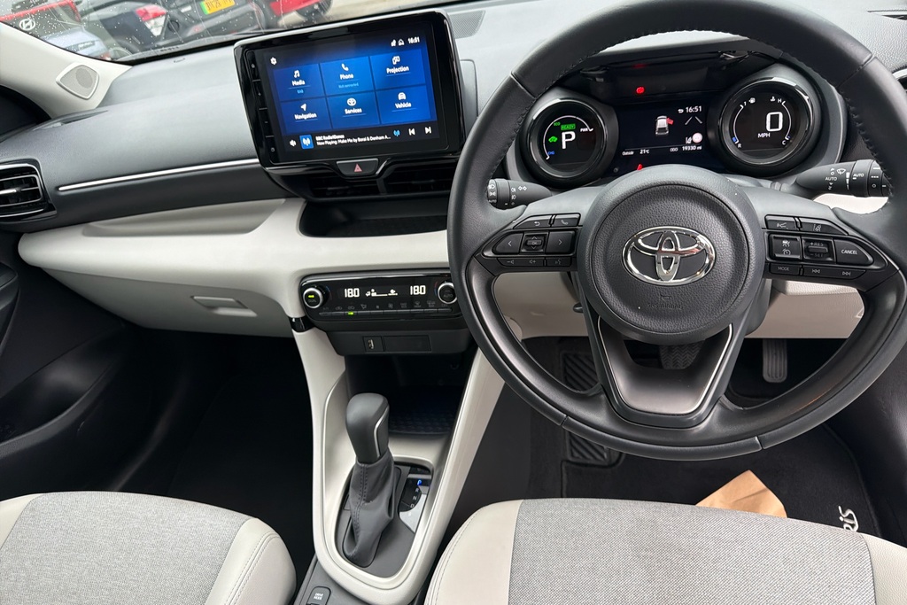 Toyota Yaris 1.5 Hybrid Excel Cvt White #3