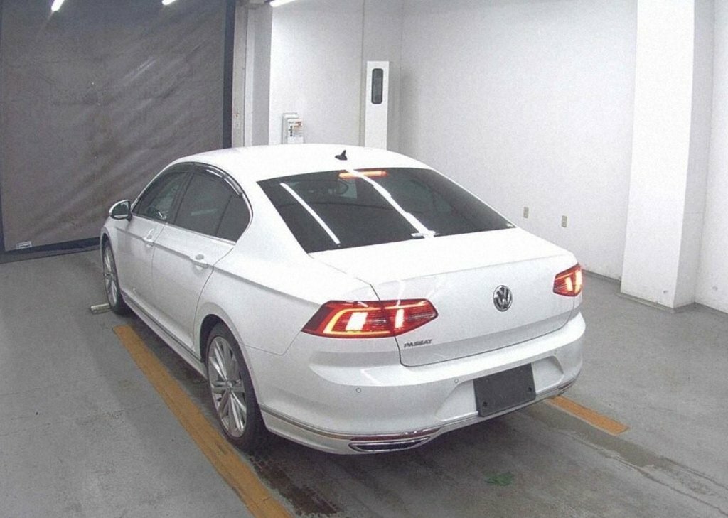 Volkswagen Passat 1.5L R-line White #3