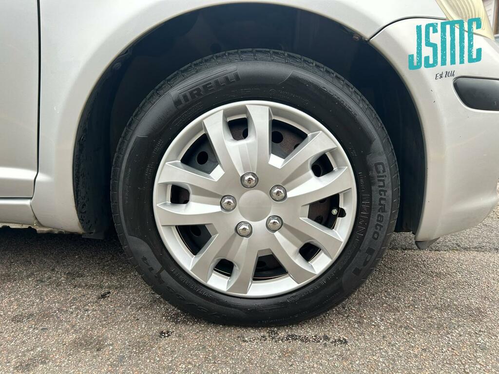 Toyota Yaris Hatchback Silver #33