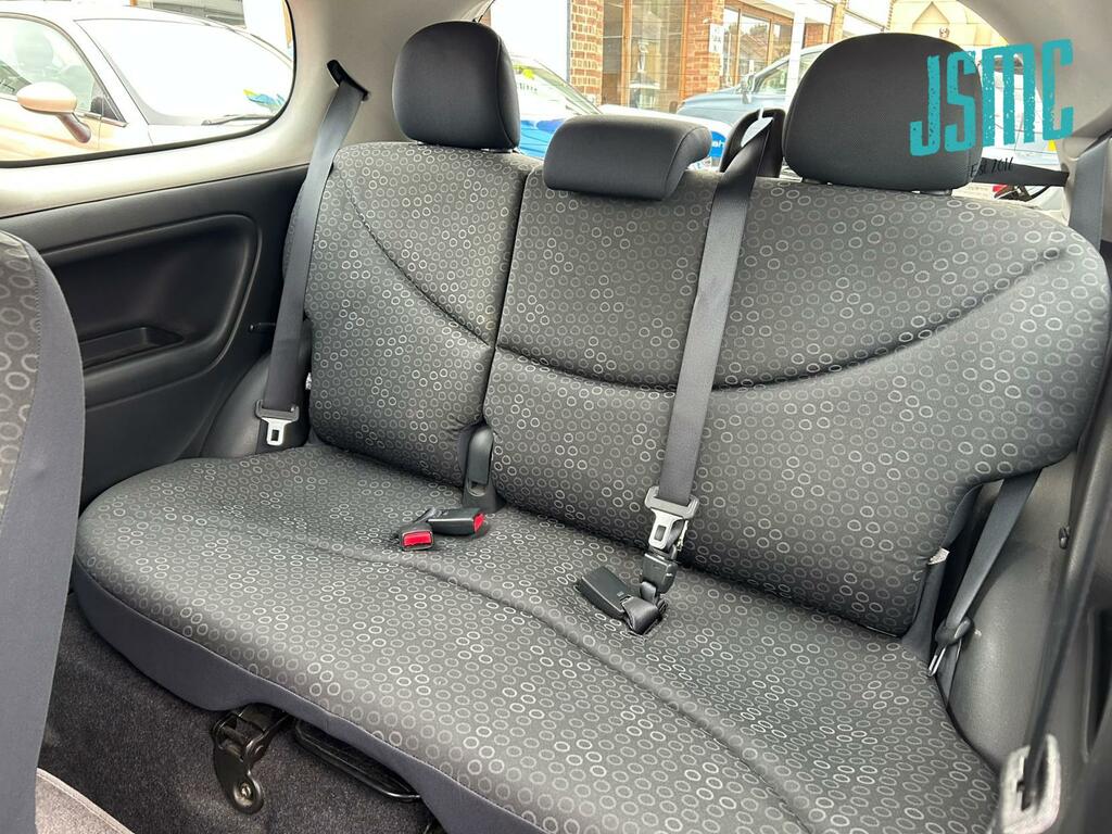 Toyota Yaris Hatchback Silver #11