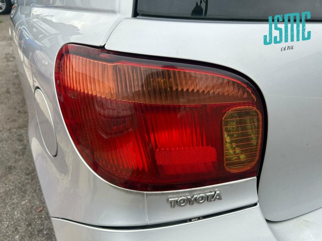 Toyota Yaris Hatchback Silver #25