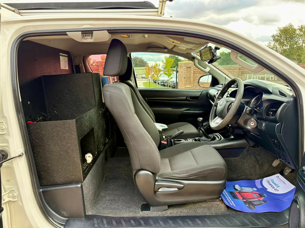 Toyota HILUX Active Grey #8