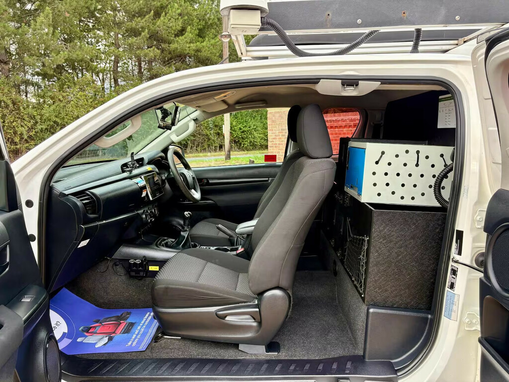 Toyota HILUX Active Grey #9