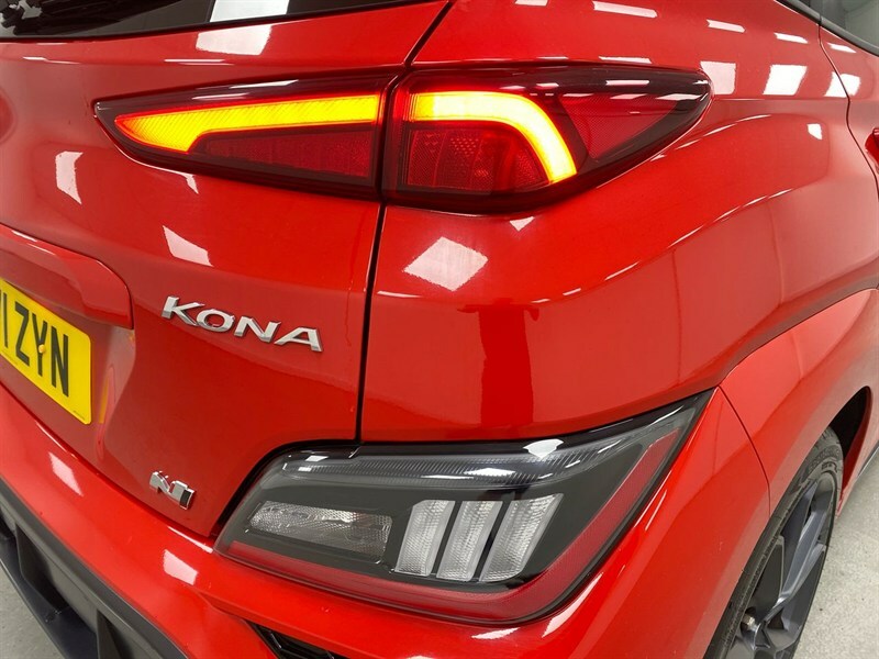 Hyundai Kona Premium White #22