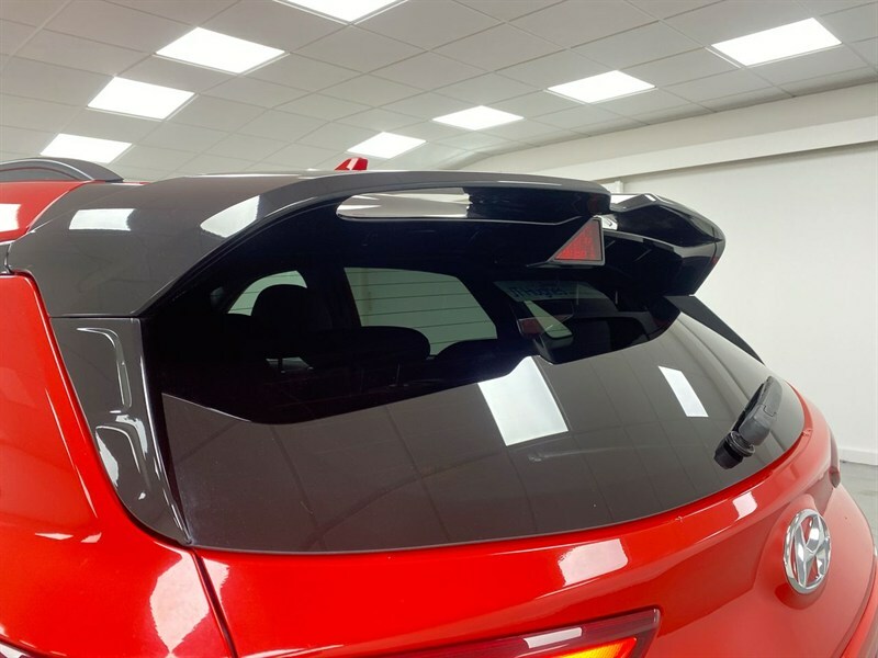 Hyundai Kona Premium White #25