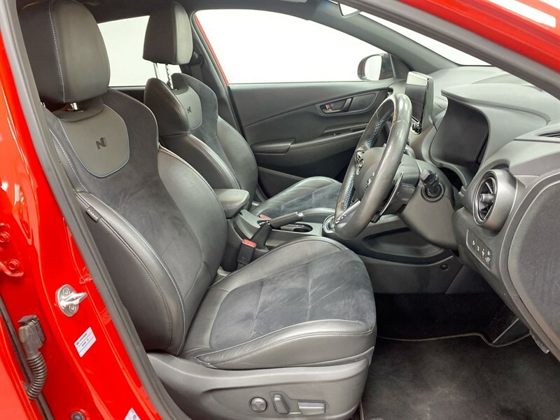Hyundai Kona Premium White #32