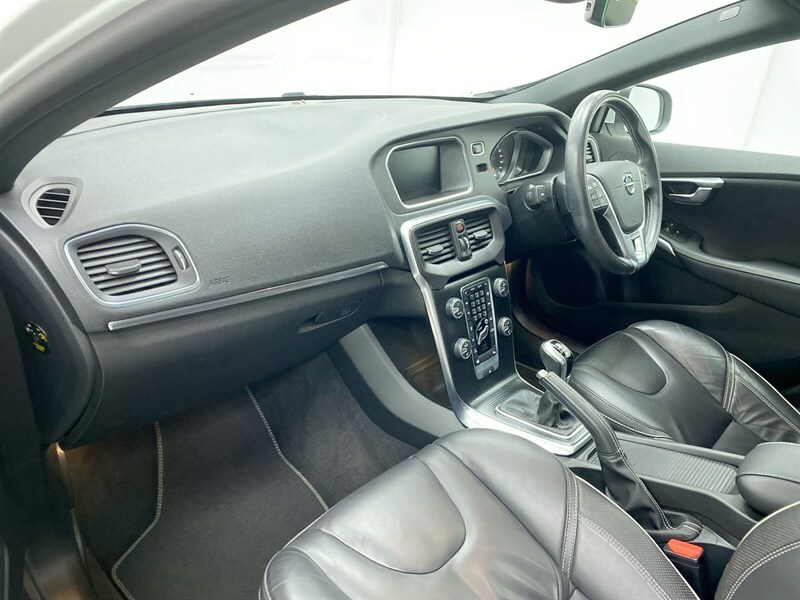 Volvo V40 T3 152 R Design Edition White #2