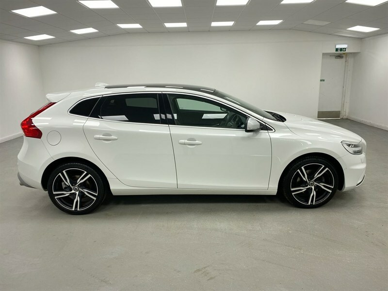 Volvo V40 T3 152 R Design Edition White #5