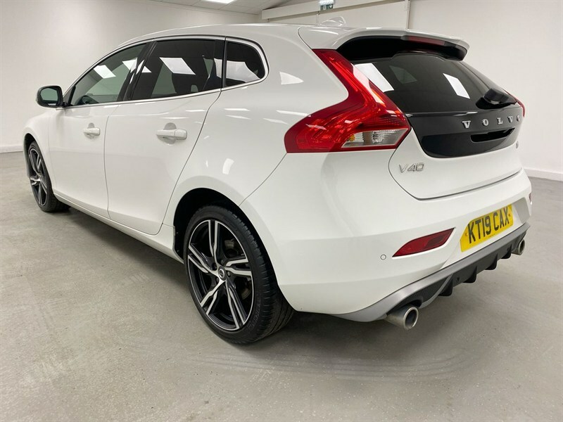 Volvo V40 T3 152 R Design Edition White #3