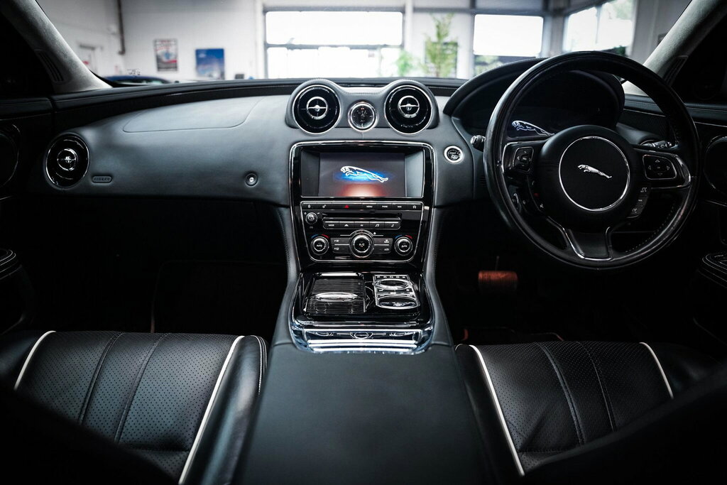 Jaguar XJ Xj Portfolio V6 D Silver #17