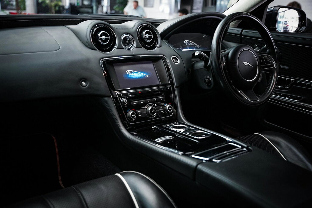 Jaguar XJ Xj Portfolio V6 D Silver #18