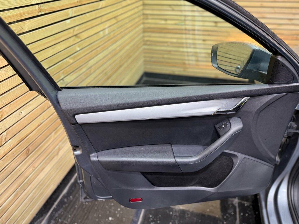 Skoda Octavia S White #25