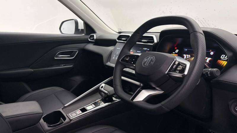 MG ZS 1.5 Hybrid Trophy White #2