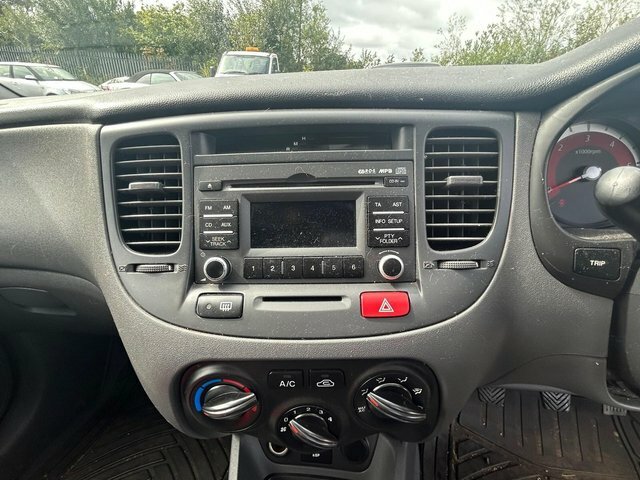Kia RIO Hatchback 1.4 1 201111 White #11