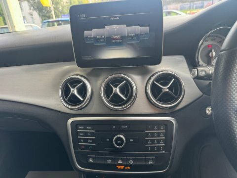 Mercedes-Benz GLA Class Gla 200D 4Matic Sport Premium Grey #17