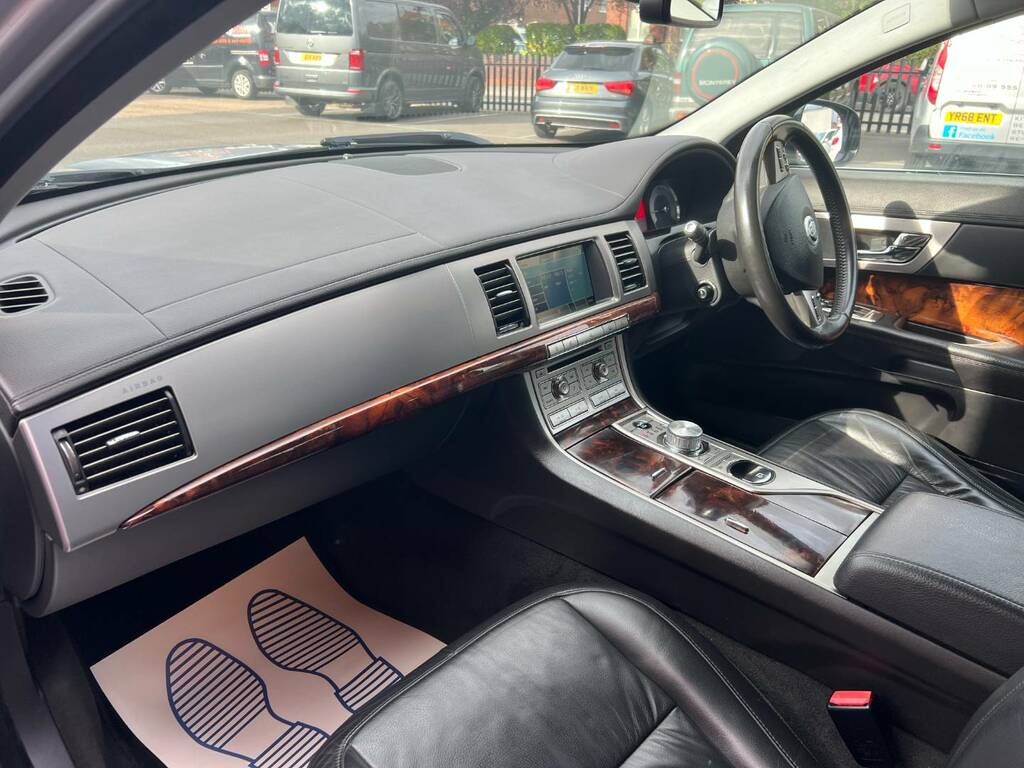 Jaguar XF 3.0 V6 Luxury Red #10