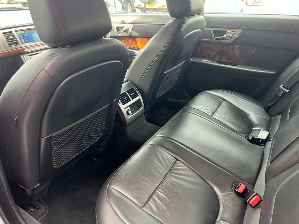 Jaguar XF 3.0 V6 Luxury Red #13