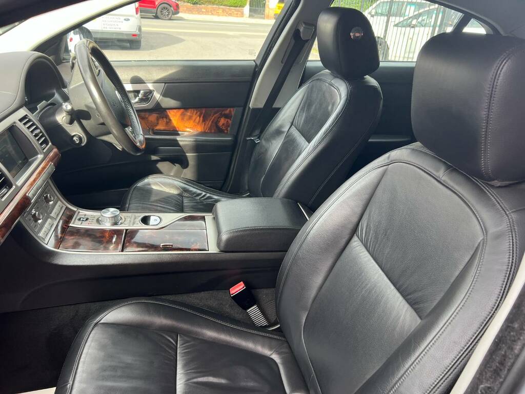 Jaguar XF 3.0 V6 Luxury Red #12