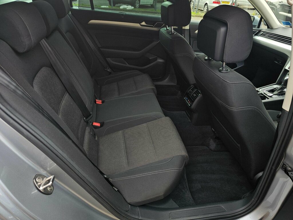 Volkswagen Passat  Black #17